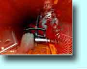 Si hay algo que no puede reprocharsele a Doom 3 es no ser fiel a la tradicin de la saga; aqu tenemos la clsica motosierra, esa misma que en aquellos invernales das de 1994 usabamos para talar molestos aliengenas (...por cierto, con el cheat "God" activo)...